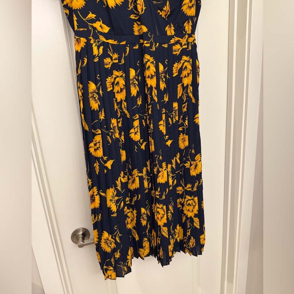 NWOT navy floral pleated dress - Picture 2 of 11